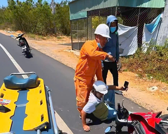 Dừng xe giữa đường để cứu người, h&agrave;nh động đẹp của nh&acirc;n vi&ecirc;n điện lực L&acirc;m Đồng - Ảnh 1.