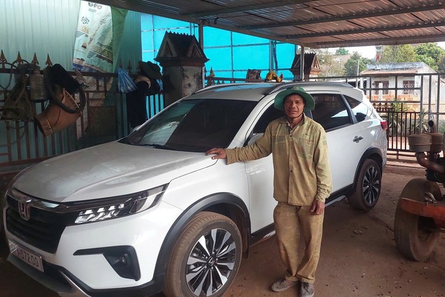 "L&agrave;ng tỷ ph&uacute;" giữa cao nguy&ecirc;n, &ocirc; t&ocirc; tiền tỷ bon bon chạy tr&ecirc;n đường- Ảnh 2.