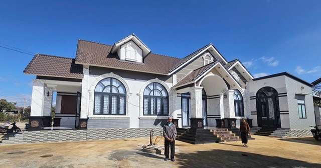 "L&agrave;ng tỷ ph&uacute;" giữa cao nguy&ecirc;n, &ocirc; t&ocirc; tiền tỷ bon bon chạy tr&ecirc;n đường- Ảnh 1.