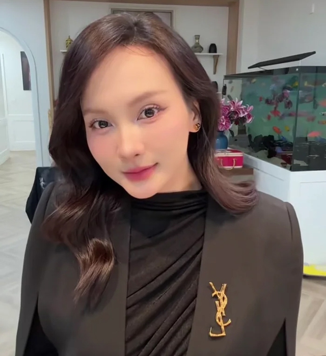 "Mỹ nh&acirc;n phim giờ v&agrave;ng" t&aacute;i xuất sau thời gian d&agrave;i vắng b&oacute;ng, đổi style khiến nhan sắc thăng hạng - Ảnh 5.