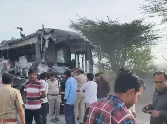 Xe bu&yacute;t t&ocirc;ng tr&uacute;ng xe tải, 5 người tử vong, nhiều người bị thương - Ảnh 1.