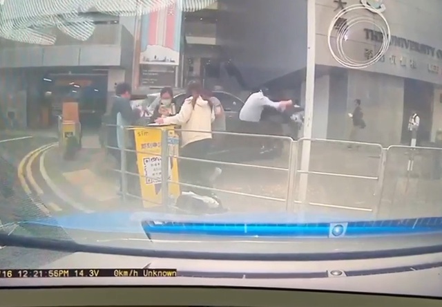 Nhấn nhầm ch&acirc;n ga, t&agrave;i xế 75 tuổi đ&acirc;m tr&uacute;ng 8 người đi bộ - Ảnh 1.