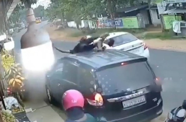 Chạy tốc độ cao, xe m&aacute;y t&ocirc;ng trực diện &ocirc; t&ocirc; con - Ảnh 1.