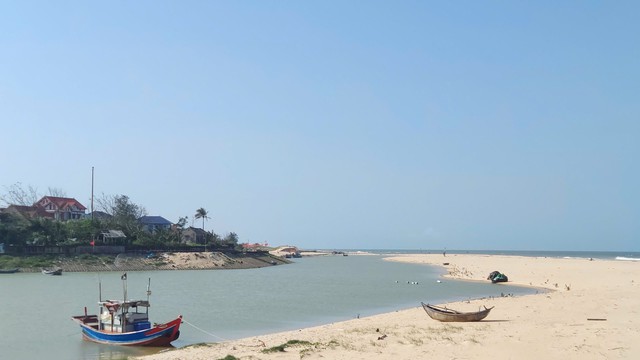 Ngư d&acirc;n &ldquo;ngồi tr&ecirc;n đống lửa&rdquo; bởi m&ugrave;a c&aacute; mực nhưng kh&ocirc;ng thể ra khơi - Ảnh 1.