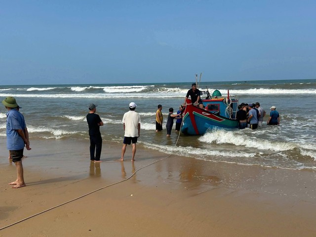 Ngư d&acirc;n &ldquo;ngồi tr&ecirc;n đống lửa&rdquo; bởi m&ugrave;a c&aacute; mực nhưng kh&ocirc;ng thể ra khơi - Ảnh 2.