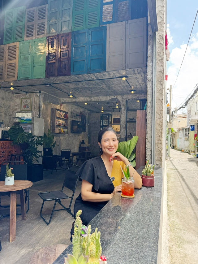 "B&agrave; mối quốc d&acirc;n" l&agrave; NSƯT nổi tiếng một thời, U50 đi b&aacute;n cafe, 25 ngh&igrave;n/ly - Ảnh 8.
