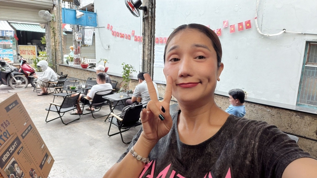 "B&agrave; mối quốc d&acirc;n" l&agrave; NSƯT nổi tiếng một thời, U50 đi b&aacute;n cafe, 25 ngh&igrave;n/ly - Ảnh 5.