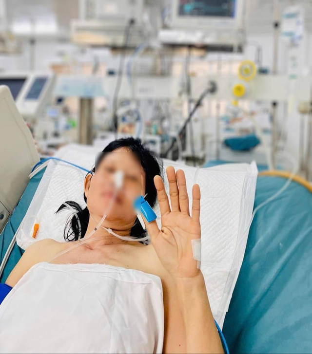 Đang đi phun thuốc s&acirc;u, người phụ nữ bị con "đ&aacute;ng sợ" cắn nguy kịch - Ảnh 1.