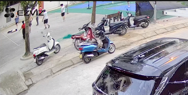 X&uacute;c động b&aacute;c sỹ bế con đi dạo, cứu sống kịp thời người đ&agrave;n &ocirc;ng đột quỵ - Ảnh 1.