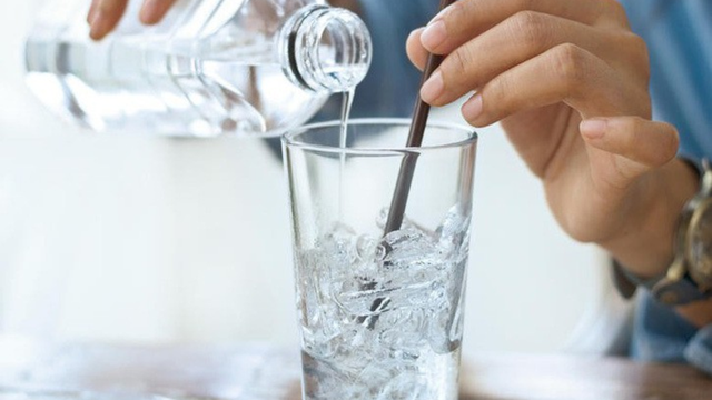 Những th&oacute;i quen xấu ng&agrave;y nắng n&oacute;ng dễ g&acirc;y sốc nhiệt, đột quỵ - Ảnh 2.