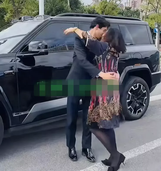 Ch&agrave;ng tiếp vi&ecirc;n 26 tuổi cưới vợ U50, nhan sắc c&ocirc; d&acirc;u khiến cả họ "đứng h&igrave;nh" - Ảnh 1.