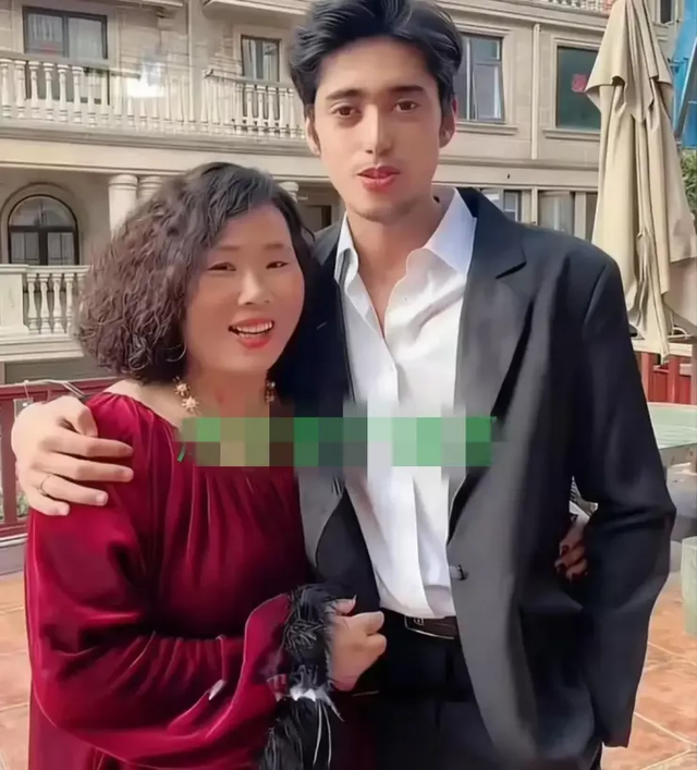 Ch&agrave;ng tiếp vi&ecirc;n 26 tuổi cưới vợ U50, nhan sắc c&ocirc; d&acirc;u khiến cả họ "đứng h&igrave;nh" - Ảnh 2.