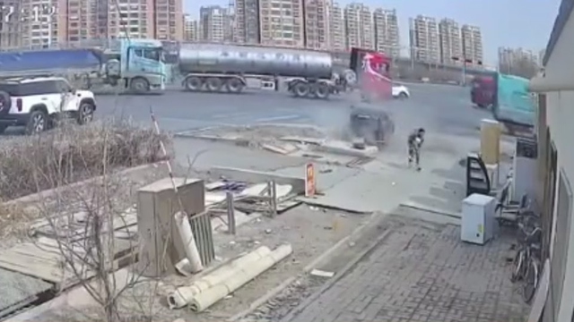 Phản xạ cực nhanh, mẹ cứu con trai tho&aacute;t nạn trước đầu &ocirc; t&ocirc; - Ảnh 1.