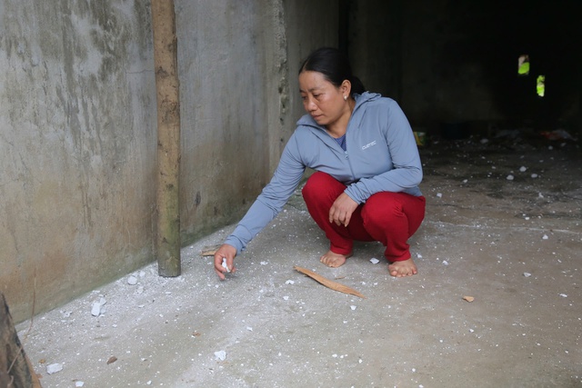 Nh&agrave; d&acirc;n bị thủng m&aacute;i do nổ m&igrave;n khai th&aacute;c đ&aacute; - Ảnh 3.