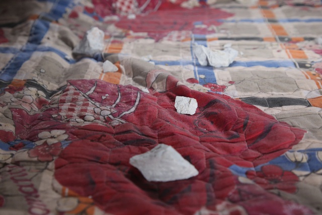 Nh&agrave; d&acirc;n bị thủng m&aacute;i do nổ m&igrave;n khai th&aacute;c đ&aacute; - Ảnh 4.