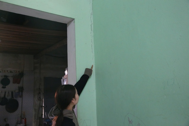 Nh&agrave; d&acirc;n bị thủng m&aacute;i do nổ m&igrave;n khai th&aacute;c đ&aacute; - Ảnh 5.