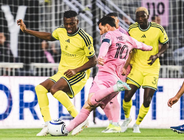 Lionel Messi chạm mốc 900 b&agrave;n bằng si&ecirc;u phẩm &ldquo;x&eacute; gi&oacute;&rdquo;: Kỷ lục chưa từng c&oacute; - Ảnh 2.