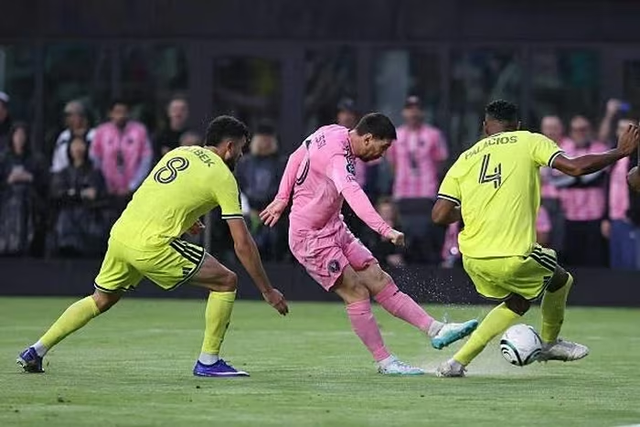 Lionel Messi chạm mốc 900 b&agrave;n bằng si&ecirc;u phẩm &ldquo;x&eacute; gi&oacute;&rdquo;: Kỷ lục chưa từng c&oacute; - Ảnh 1.