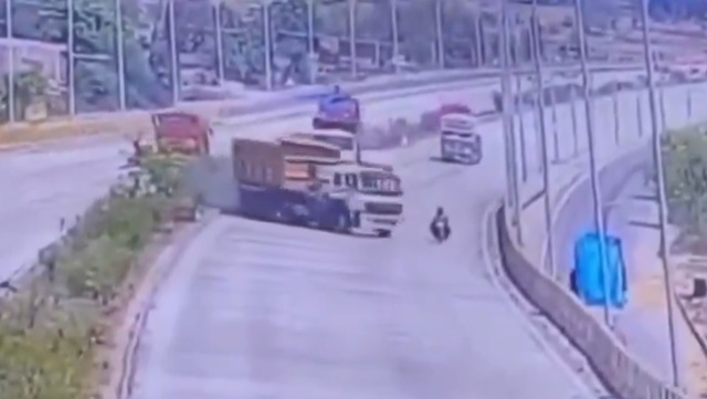 Xe tải đ&acirc;m tr&uacute;ng xe m&aacute;y khiến 2 mẹ con tử vong thương t&acirc;m - Ảnh 1.