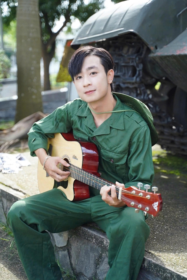 Ch&agrave;ng ca sĩ 10X Mai Ho&agrave;ng Quyền v&agrave; h&agrave;nh tr&igrave;nh rời bục giảng theo đuổi đam m&ecirc; &acirc;m nhạc - Ảnh 1.