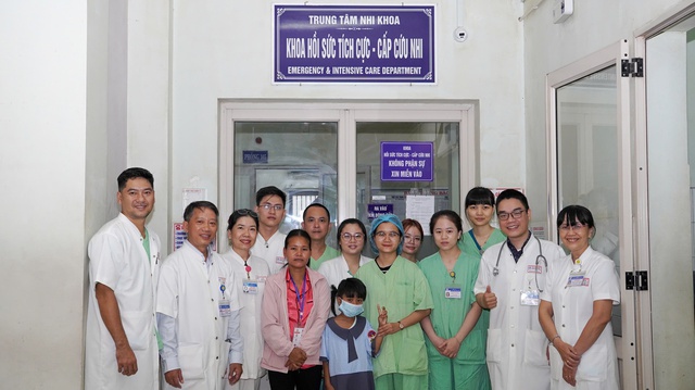 Nghẹt thở cuộc chạy đua &lsquo;giờ v&agrave;ng&rsquo; cứu sống b&eacute; g&aacute;i bị rắn độc cắn khi đang ngủ - Ảnh 2.