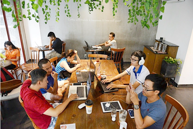 Internet từ vũ trụ của Starlink cập bến Việt Nam: C&ocirc;ng nghệ đỉnh cao, gi&aacute; liệu c&oacute; hợp t&uacute;i tiền? - Ảnh 1.