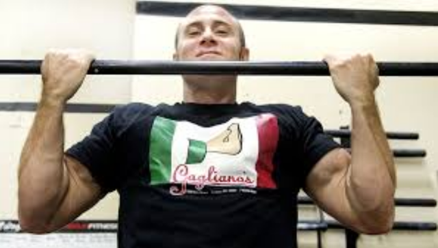 Người đàn ông treo mình suốt 24 giờ và cái kết khiến Guinness phải thốt lên kinh ngạc - Ảnh 1.