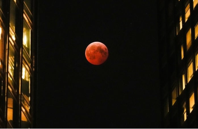 Tết Nguy&ecirc;n ti&ecirc;u (3/3), Việt Nam ngắm trọn &ldquo;trăng m&aacute;u&rdquo; cực hiếm, 3 năm sau mới được lặp lại - Ảnh 1.