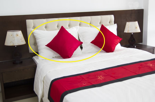 Giải m&atilde; l&yacute; do giường kh&aacute;ch sạn thường đặt 4 chiếc gối - Ảnh 1.