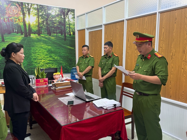 Bắt nguy&ecirc;n hiệu trưởng lập hồ sơ giả, r&uacute;t ng&acirc;n s&aacute;ch gần 500 triệu đồng - Ảnh 1.