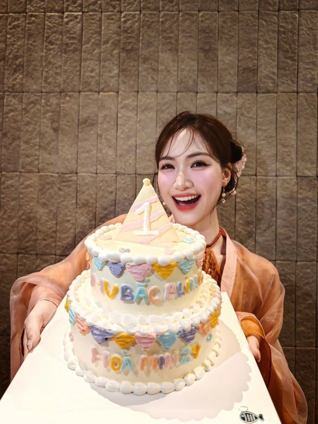 Thực hư việc H&ograve;a Minzy bất ngờ được tặng 6 c&acirc;y v&agrave;ng? - Ảnh 2.