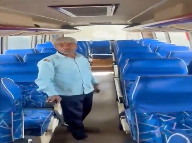 B&eacute; trai bị bỏ qu&ecirc;n tr&ecirc;n xe bu&yacute;t trường học suốt 7 tiếng - Ảnh 1.