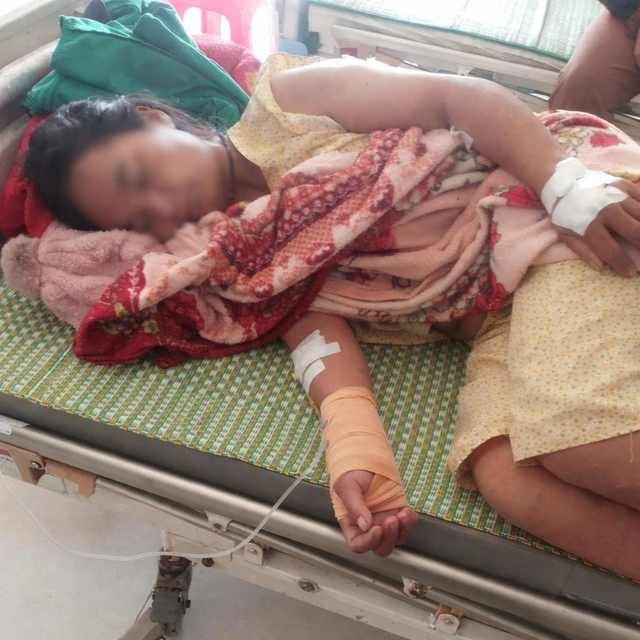 Ăn c&aacute; ủ chua người th&acirc;n tặng, người phụ nữ 54 tuổi bụng "cứng như đ&aacute;" - Ảnh 1.