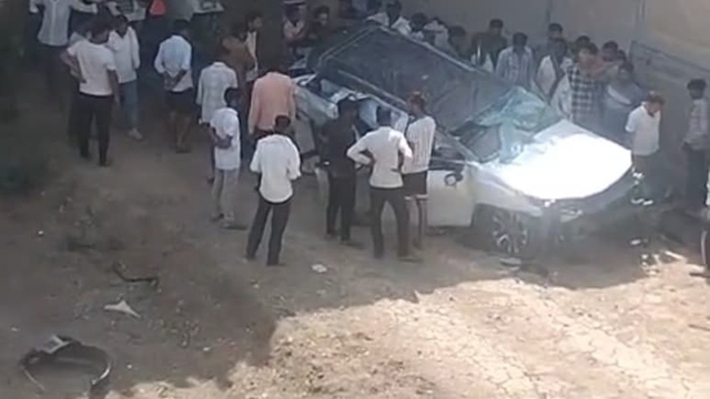 &Ocirc; t&ocirc; lao khỏi cầu vượt, 3 người tr&ecirc;n xe tử vong thương t&acirc;m - Ảnh 1.