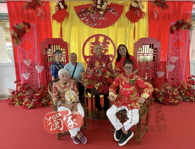 Cụ ông 67 kết hôn với cụ bà 91 tuổi sau 3 tháng hẹn hò - Ảnh 2.