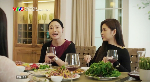 Trở lại sau 5 năm vắng b&oacute;ng, nữ MC xinh đẹp biến phim trường th&agrave;nh s&agrave;n diễn thời trang - Ảnh 5.