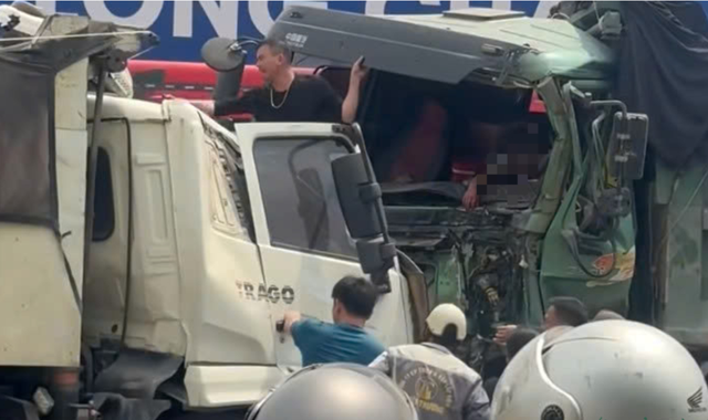 Tai nạn liên hoàn nghiêm trọng trên quốc lộ 1 khiến 3 ô tô biến dạng, tài xế mắc kẹt tử vong trong cabin- Ảnh 1. Tai nạn liên hoàn nghiêm trọng trên quốc lộ 1 khiến 3 ô tô biến dạng, tài xế mắc kẹt tử vong trong cabin- Ảnh 1.