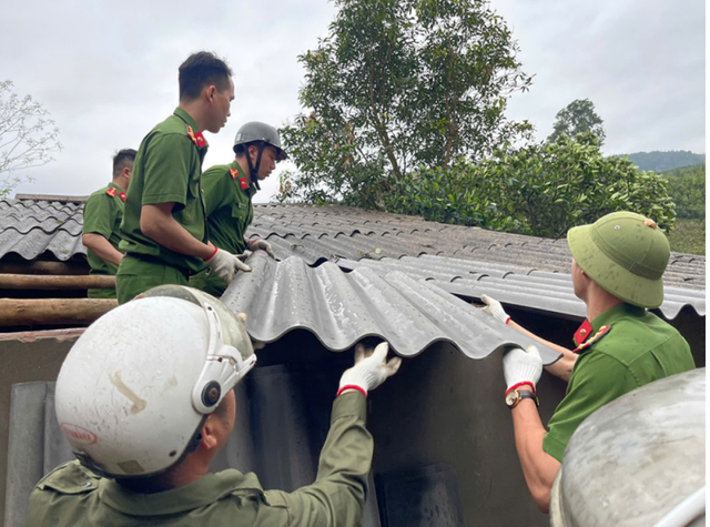 Cảnh b&aacute;o d&ocirc;ng lốc c&oacute; thể ập xuống nhiều nơi ở Lai Ch&acirc;u sau khi h&agrave;ng chục nh&agrave; d&acirc;n bị tốc m&aacute;i- Ảnh 2.