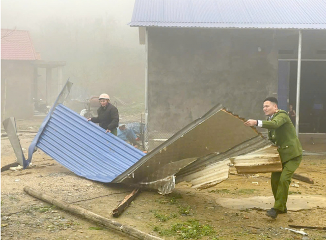 Cảnh b&aacute;o d&ocirc;ng lốc c&oacute; thể ập xuống nhiều nơi ở Lai Ch&acirc;u sau khi h&agrave;ng chục nh&agrave; d&acirc;n bị tốc m&aacute;i- Ảnh 3.