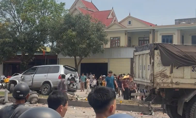 Tai nạn liên hoàn nghiêm trọng trên quốc lộ 1 khiến 3 ô tô biến dạng, tài xế mắc kẹt tử vong trong cabin- Ảnh 4. Tai nạn liên hoàn nghiêm trọng trên quốc lộ 1 khiến 3 ô tô biến dạng, tài xế mắc kẹt tử vong trong cabin- Ảnh 4.