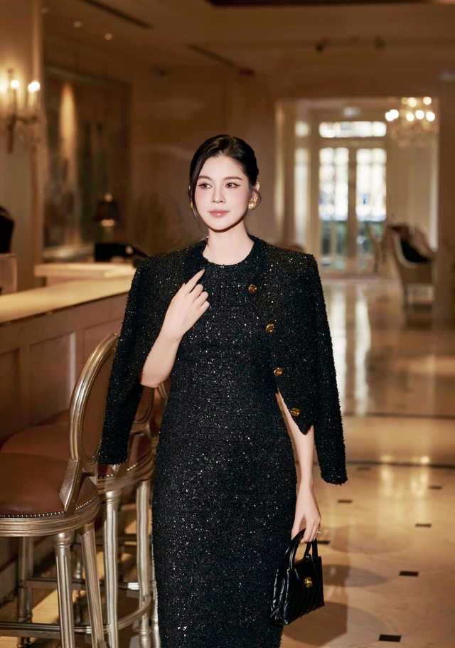 Trở lại sau 5 năm vắng b&oacute;ng, nữ MC xinh đẹp biến phim trường th&agrave;nh s&agrave;n diễn thời trang - Ảnh 1.