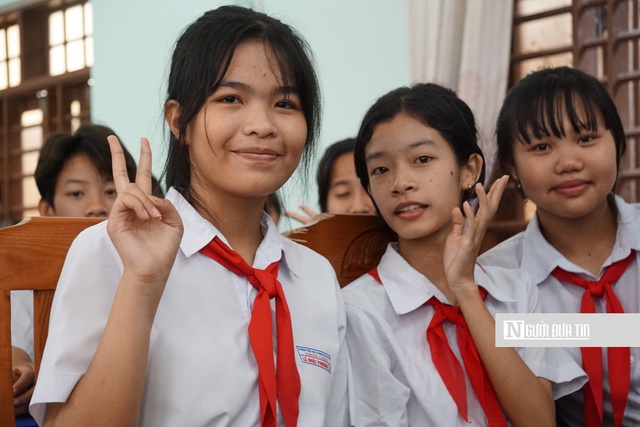 Gia Lai: Công an ra tận đảo hỗ trợ người dân, học sinh làm căn cước, định danh điện tử cấp độ 2- Ảnh 6. Gia Lai: Công an ra tận đảo hỗ trợ người dân, học sinh làm căn cước, định danh điện tử cấp độ 2- Ảnh 6.