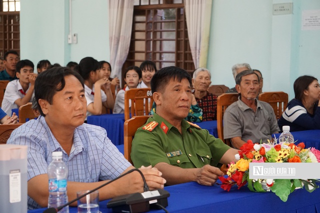 Gia Lai: Công an ra tận đảo hỗ trợ người dân, học sinh làm căn cước, định danh điện tử cấp độ 2- Ảnh 1. Gia Lai: Công an ra tận đảo hỗ trợ người dân, học sinh làm căn cước, định danh điện tử cấp độ 2- Ảnh 1.