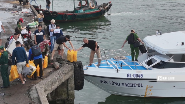 Gia Lai: Công an ra tận đảo hỗ trợ người dân, học sinh làm căn cước, định danh điện tử cấp độ 2- Ảnh 2. Gia Lai: Công an ra tận đảo hỗ trợ người dân, học sinh làm căn cước, định danh điện tử cấp độ 2- Ảnh 2.