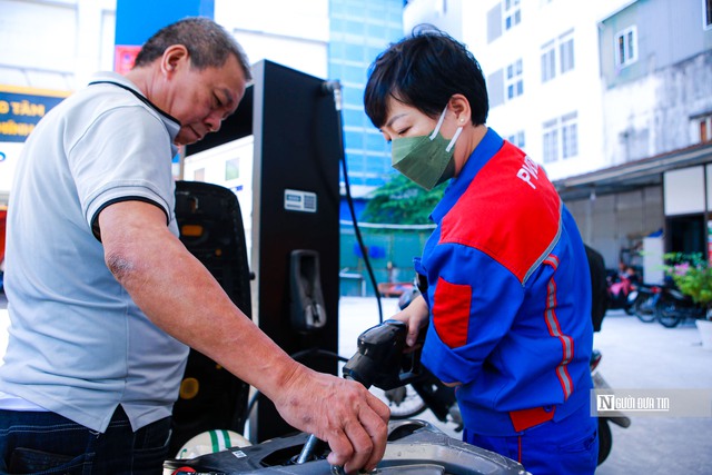 Bộ Ch&iacute;nh trị y&ecirc;u cầu bảo đảm nguồn cung, gi&aacute; nhi&ecirc;n liệu ổn định trong t&igrave;nh h&igrave;nh mới - Ảnh 1.