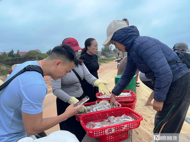 Rộn r&agrave;ng cảnh mua b&aacute;n &ldquo;lộc biển&rdquo; ngay tại bờ sau một đ&ecirc;m đ&aacute;nh bắt - Ảnh 9.