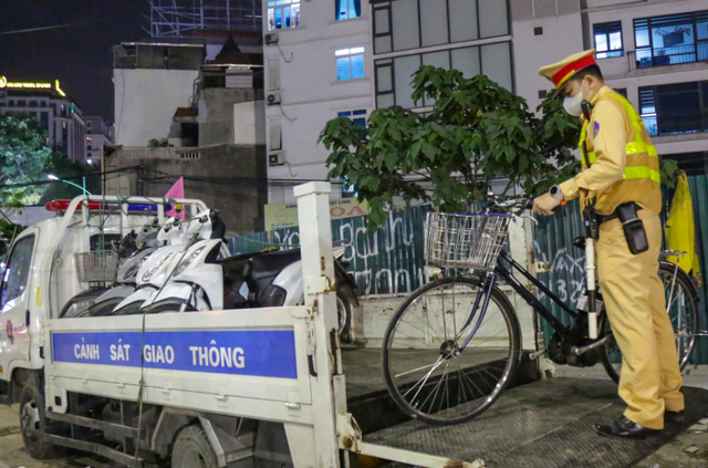 Không có “vùng cấm” xử lý nồng độ cồn: Đi xe đạp vi phạm cũng bị xử lý nghiêm - Ảnh 3.