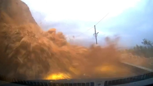 Đất đ&aacute; từ sườn đồi đổ xuống đường, v&ugrave;i lấp &ocirc; t&ocirc; con - Ảnh 1.