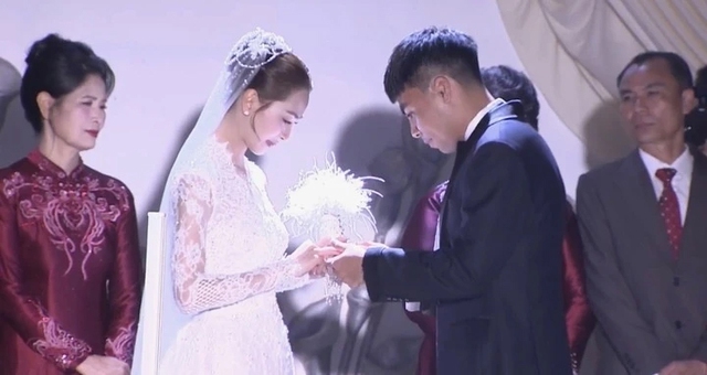 MC Mù Tạt xúc động bật khóc trong lễ cưới với cầu thủ Đức Huy - Ảnh 1.