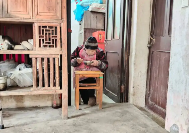 Cụ b&agrave; kh&ocirc;ng phải đi viện suốt 50 năm nhờ lối sống "ngược đời'" - Ảnh 1.